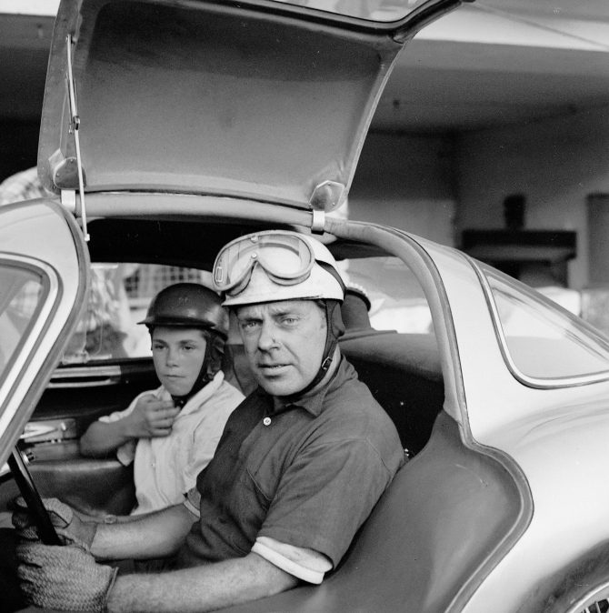 Rudolf Uhlenhaut et son fils Roger avec un prototype de voiture de course Mercedes-Benz 300 SLR