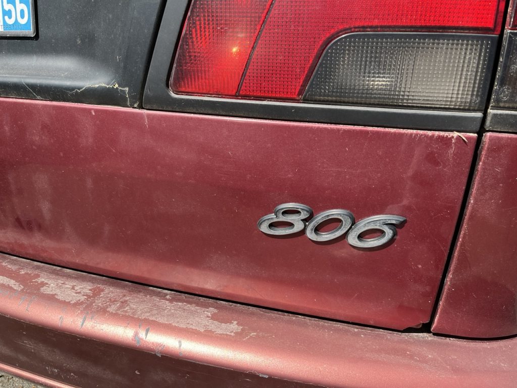 Le pare choc arrière de ce 806 TCT est bon à refaire