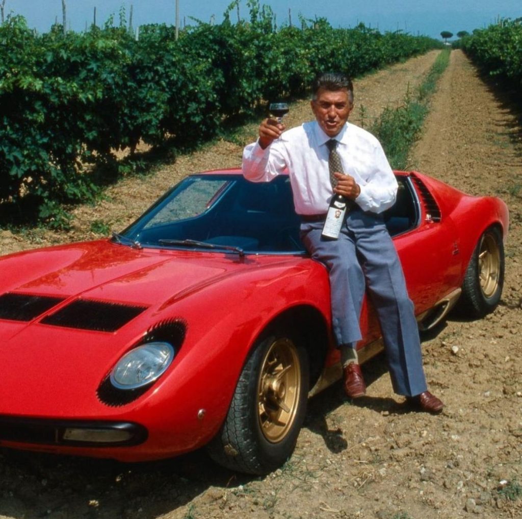 Ferrucio Lamborghini dans un vignoble avec sa Miura