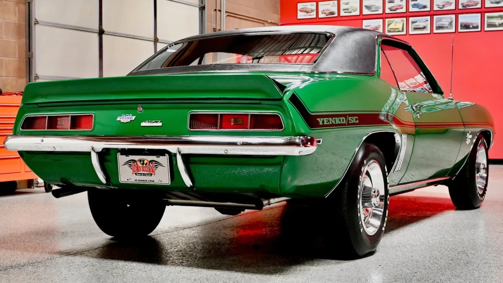 Chevrolet Camaro Yenko SC 1969 verte vue de trois quarts arrière dans un garage