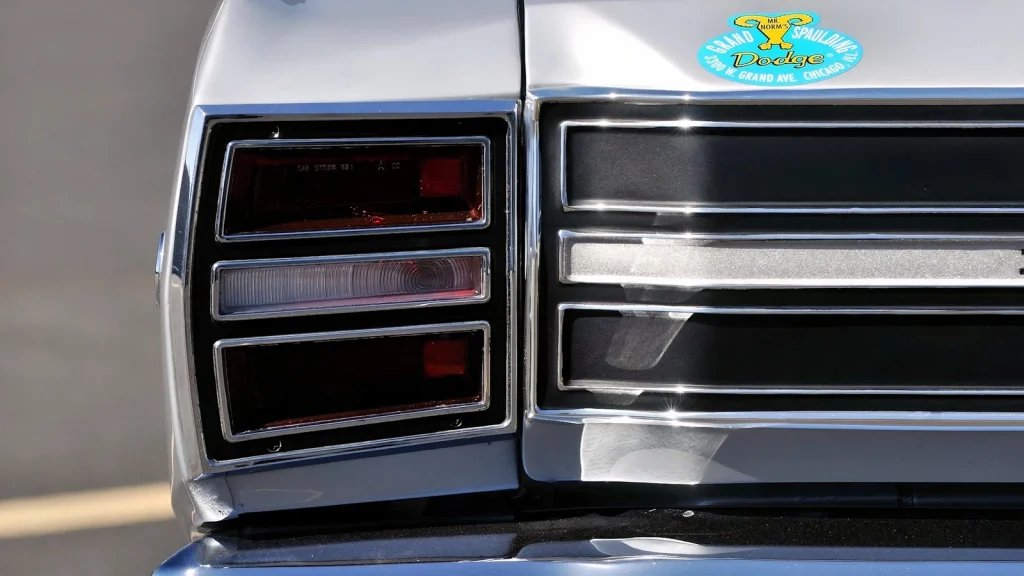 Feux arrière et calandre arrière chromée d'une Dodge Dart 1968