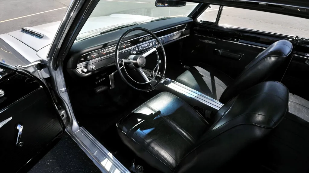 Intérieur noir de la Dodge Dart GSS 1968 avec sièges baquets et volant à trois branches
