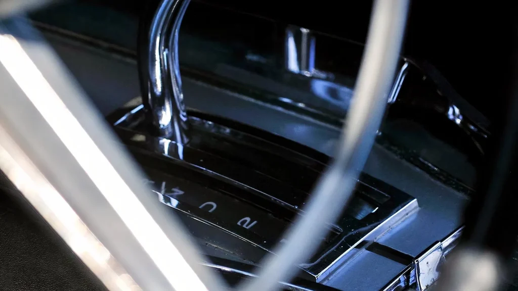 Levier de vitesses chromé de la boîte automatique TorqueFlite dans la console de la Dodge Dart GSS