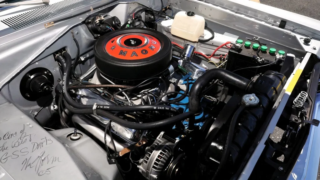 Compartiment moteur de la Dodge Dart GSS 1968 avec le V8 440 Magnum et des signatures sur l'aile intérieure