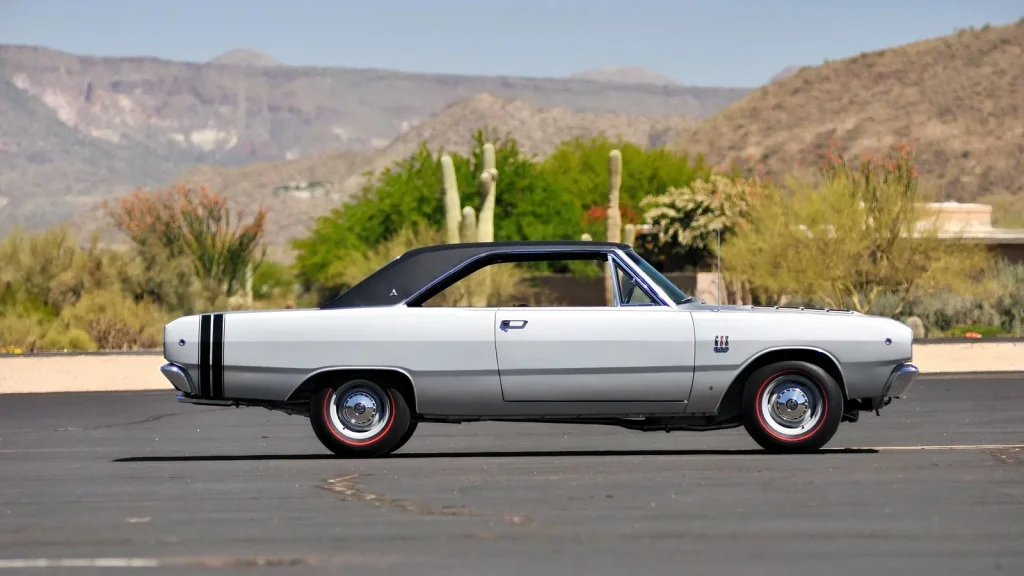 Dodge Dart GSS 1968 grise vue de profil avec bande noire sur la poupe