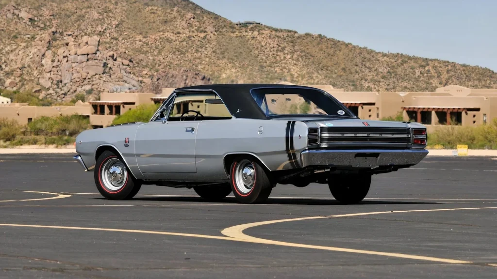 Dodge Dart GSS 1968 grise vue de trois quarts arrière avec bande noire