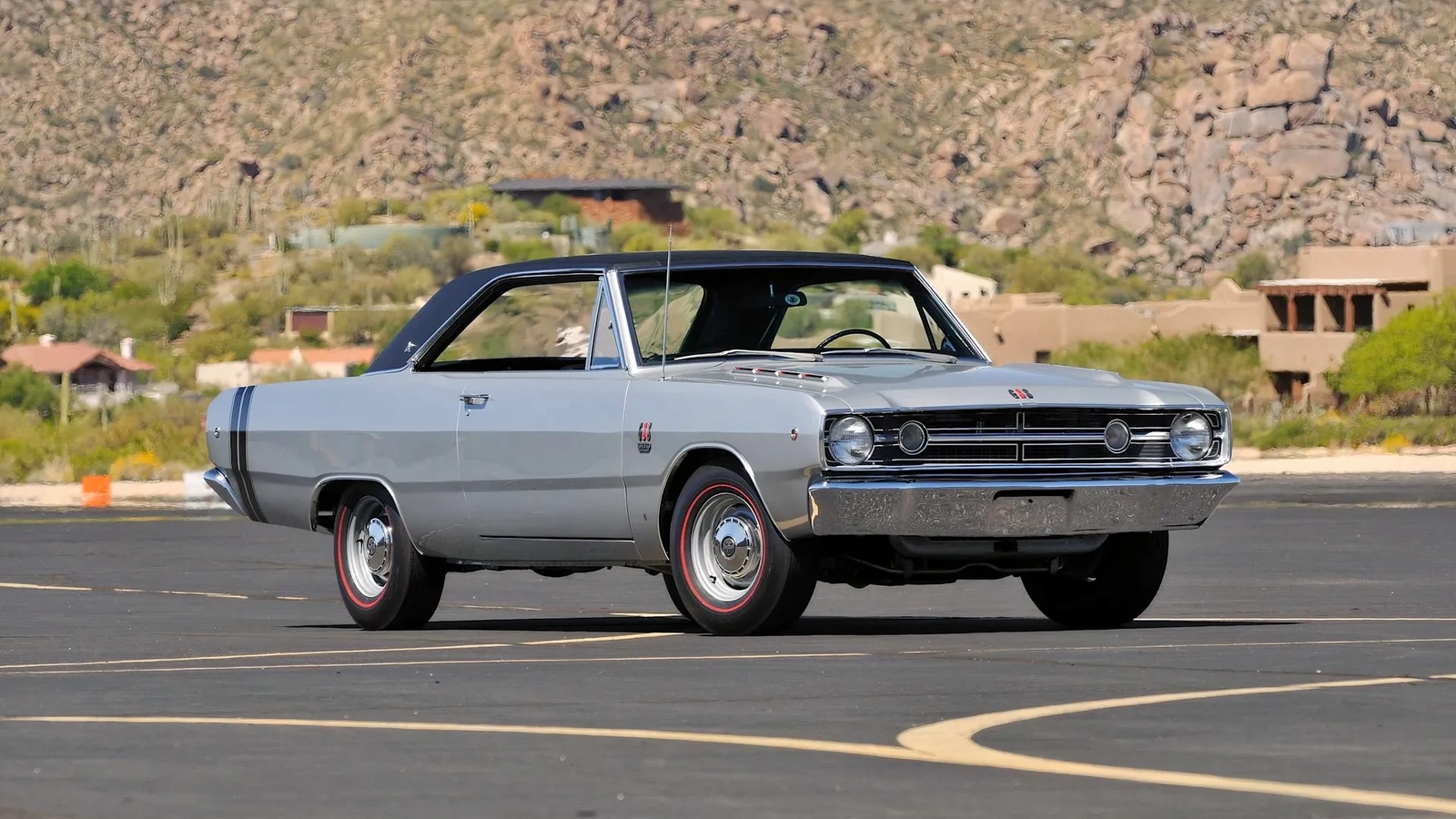 Dodge Dart GSS 1968 grise à toit vinyle noir vue de trois quarts avant, pneus à liseré rouge