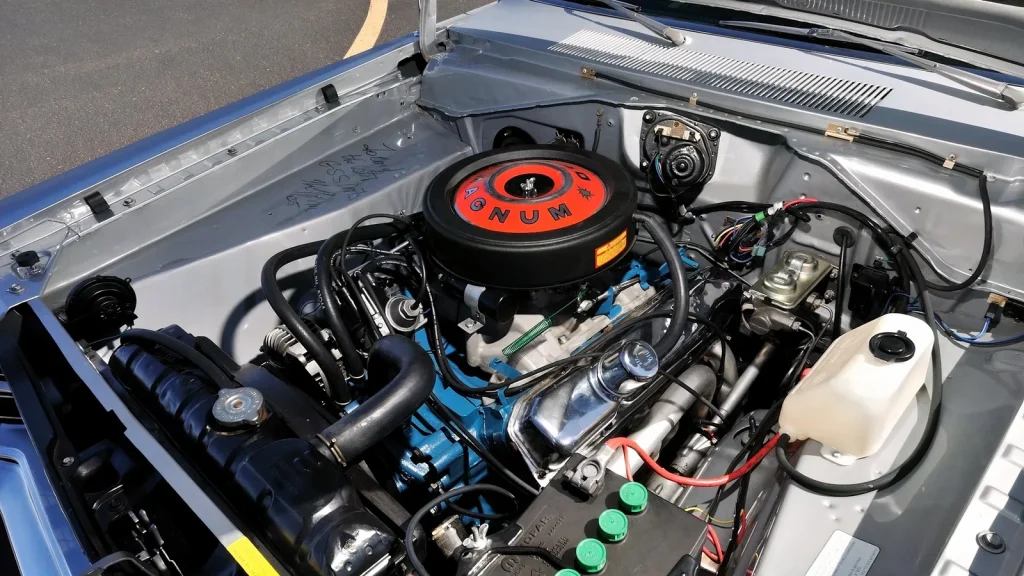 Vue plongeante sur le V8 440 Magnum de la Dodge Dart GSS 1968 et son filtre à air rouge