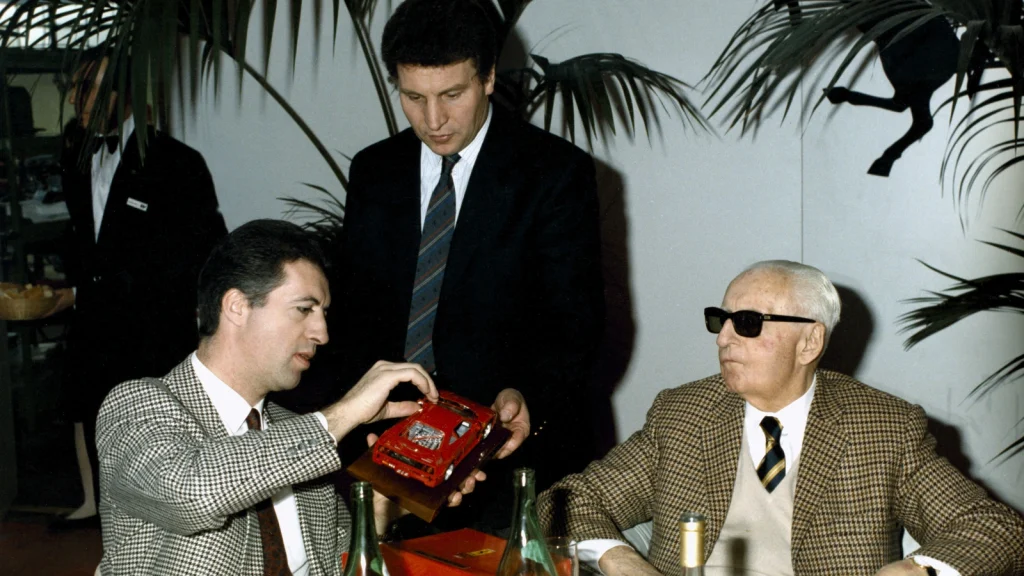 Enzo Ferrari et Piero Ferrari en 1987 examinant une maquette de F40