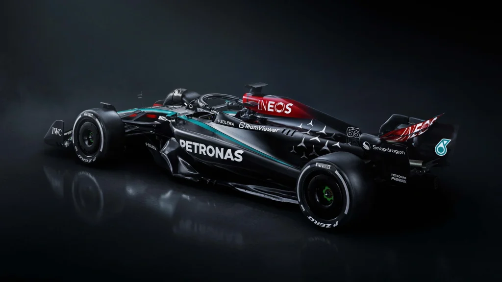 Monoplace de F1 de 2024 à la livrée majoritairement en carbone noir