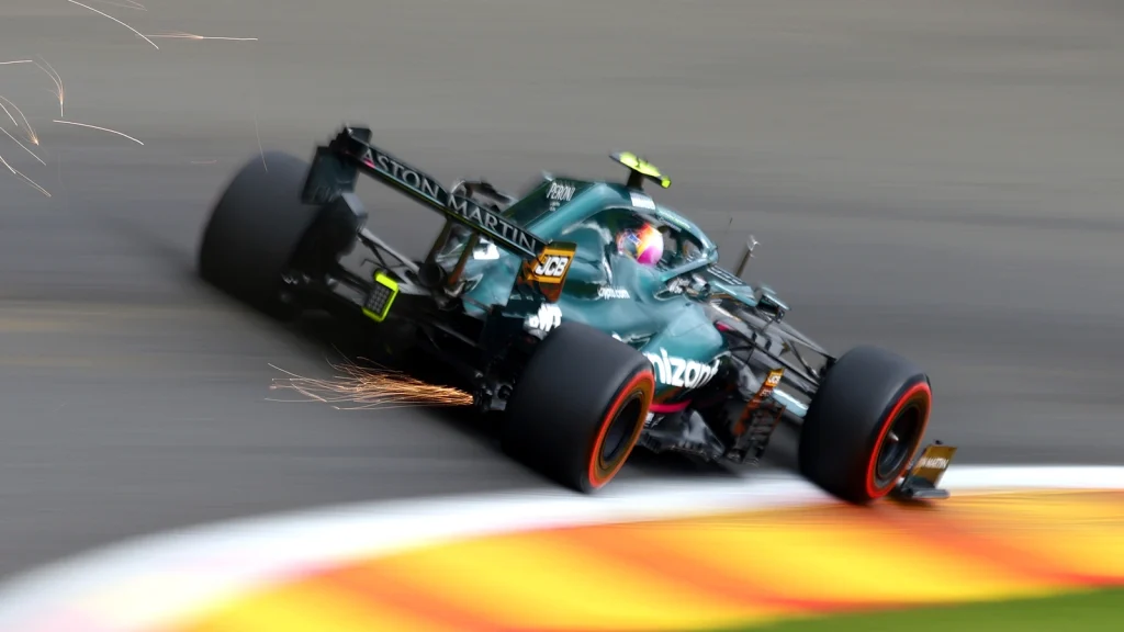 Aston Martin AMR21 verte de 2021 en piste