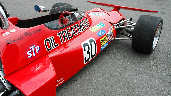 March 711 rouge de 1971 avec aileron avant en forme de plateau