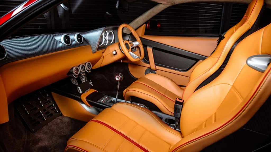Habitacle de la Ferrari F355 by Evoluto en cuir fauve et carbone