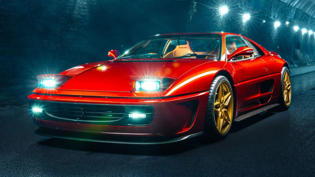 Ferrari F355 by Evoluto rouge aux jantes dorées vue de trois quarts avant dans un tunnel