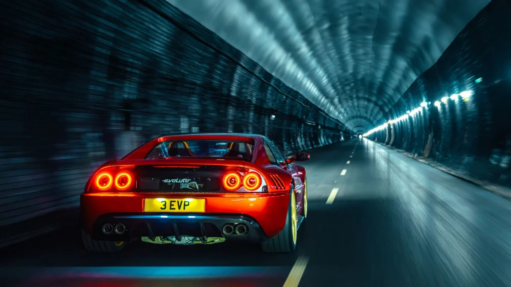 Ferrari F355 by Evoluto roulant dans le tunnel de Catesby vue de l'arrière