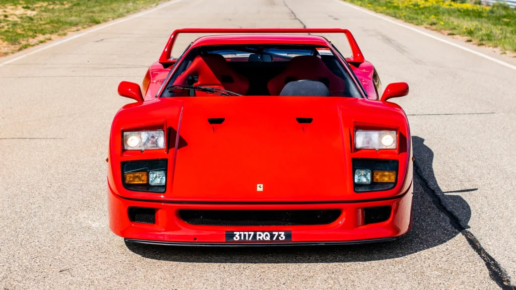Ferrari F40 de 1990 vue de face sur une route