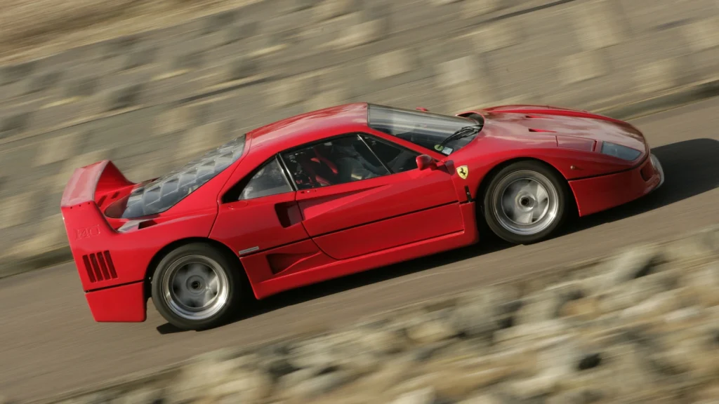 Ferrari F40 rouge en mouvement dans un virage