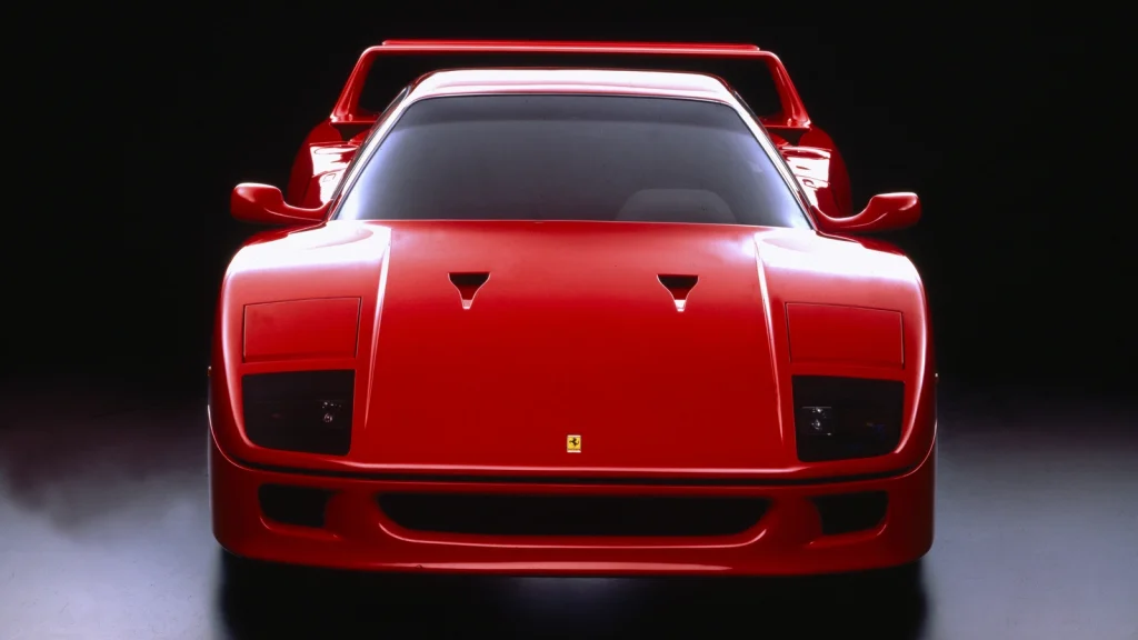 Ferrari F40 rouge vue de face sur fond noir