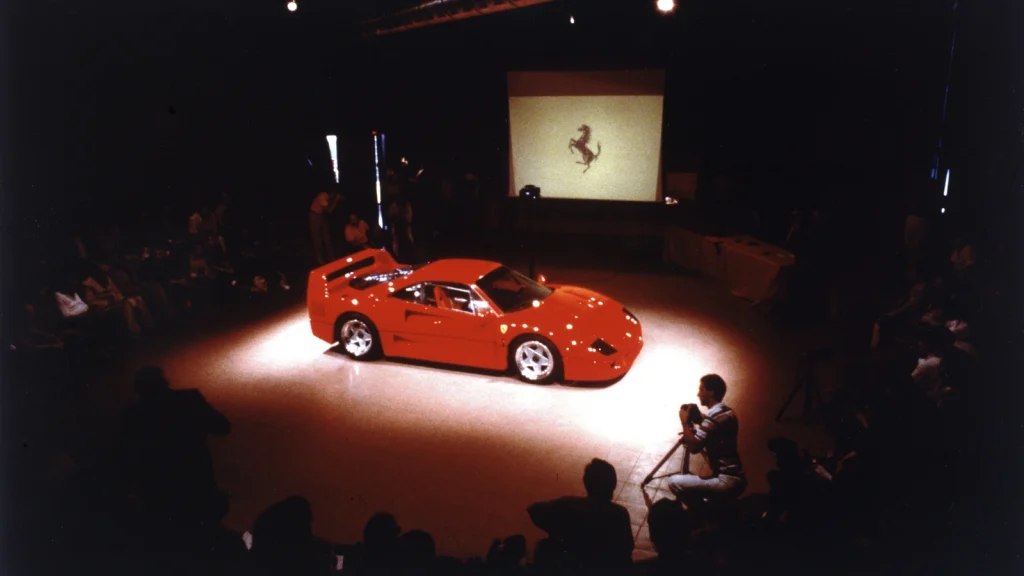 Ferrari F40 rouge éclairée par un projecteur lors de sa présentation officielle à Maranello en 1987