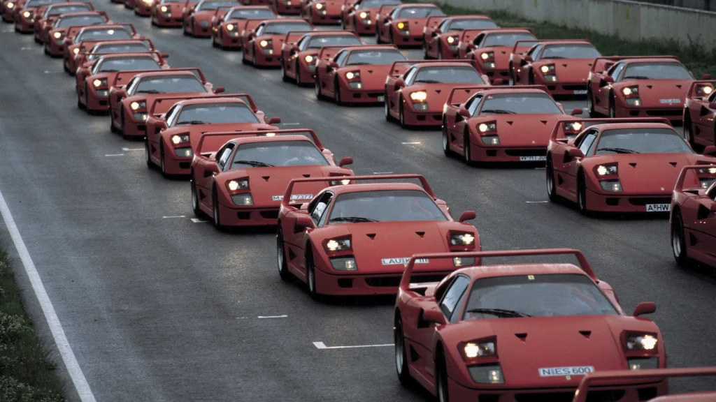 Alignement de nombreuses Ferrari F40 rouges lors d'un rassemblement du Ferrari Club Allemagne en 1992