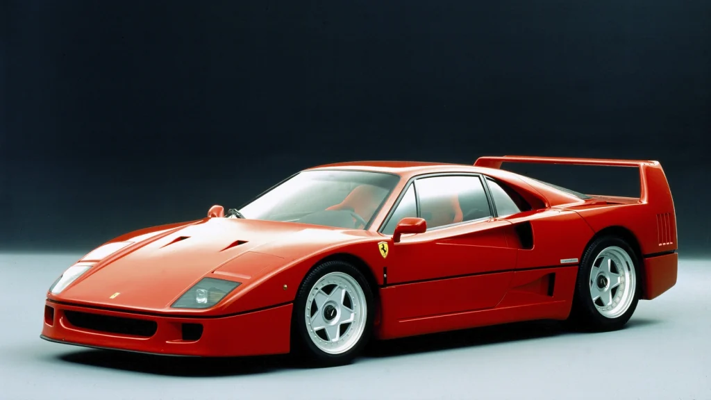 Ferrari F40 rouge vue de trois quarts avant en studio