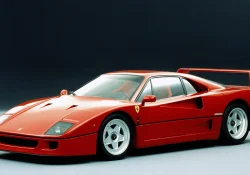 Ferrari F40 rouge vue de trois quarts avant en studio