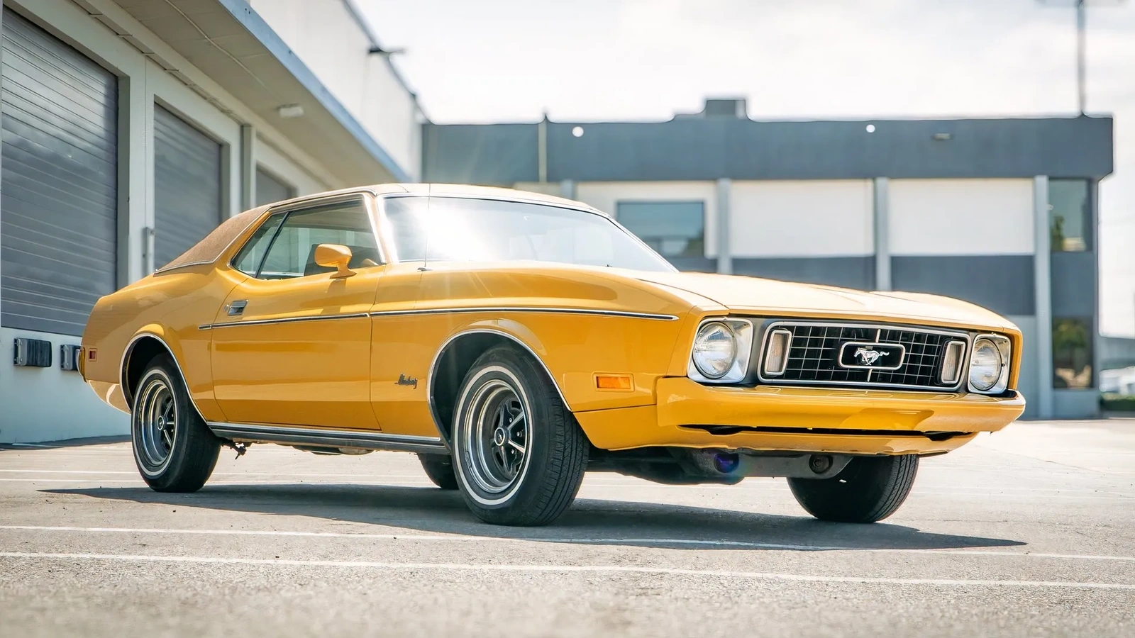 Ford Mustang Grande 351 1973 orange à toit vinyle vue de trois quarts avant