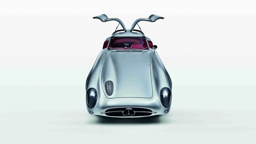 Mercedes-Benz 300 SLR Uhlenhaut Coupé gris argent portes papillon ouvertes, vue de face