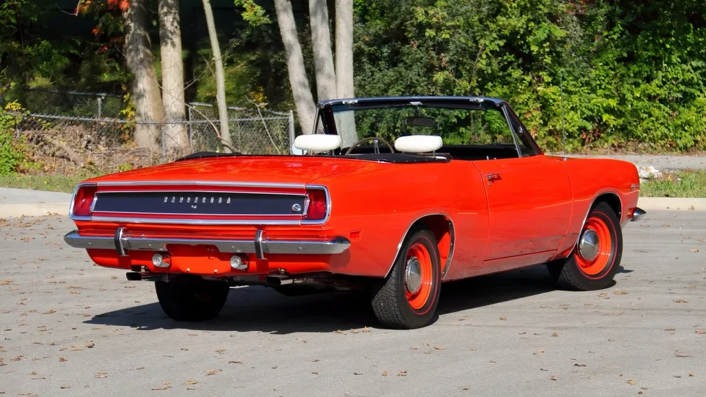 Plymouth Barracuda Formula S cabriolet 1969 rouge vue de trois quarts arrière, capote baissée