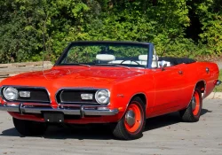 Plymouth Barracuda Formula S cabriolet 1969 rouge, capote baissée, vue de trois quarts avant