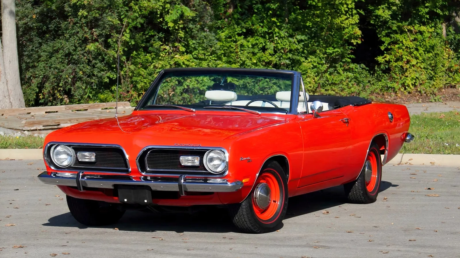 Plymouth Barracuda Formula S cabriolet 1969 rouge, capote baissée, vue de trois quarts avant