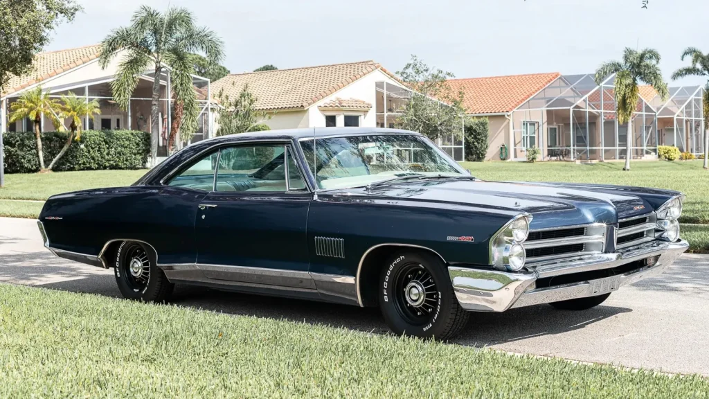 Pontiac Catalina 2+2 1965 bleu clair vue de face