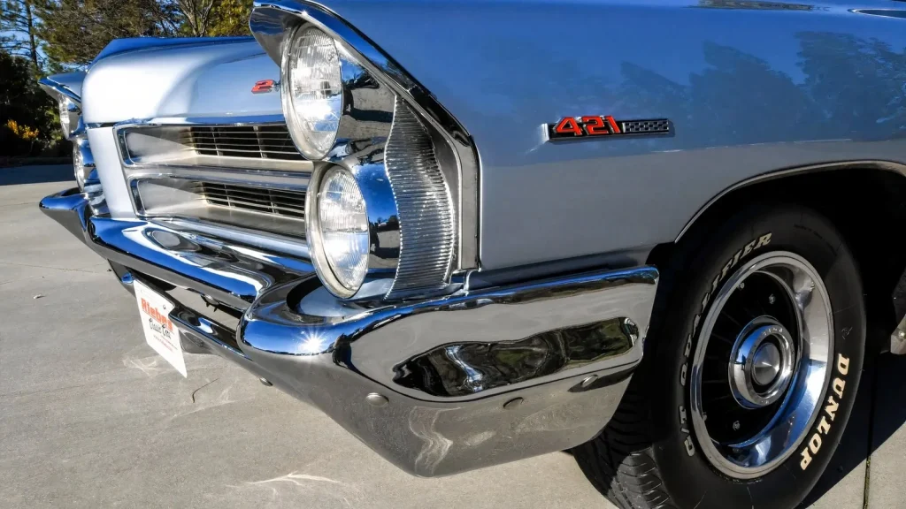Phares superposés et badge 421 sur l'aile d'une Pontiac Catalina 2+2 1965 bleu clair