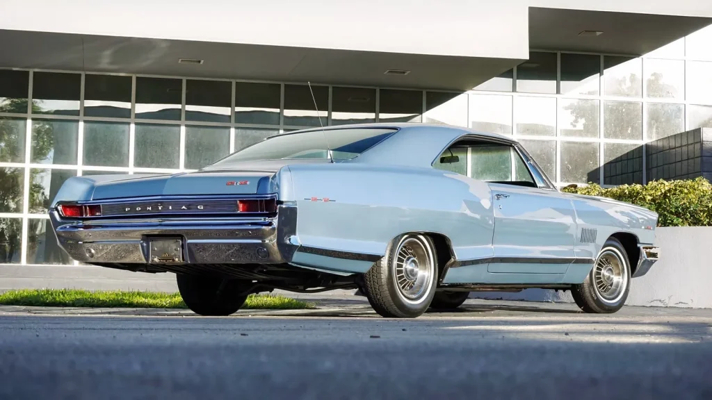 Pontiac Catalina 2+2 1965 bleu clair vue de trois quarts arrière