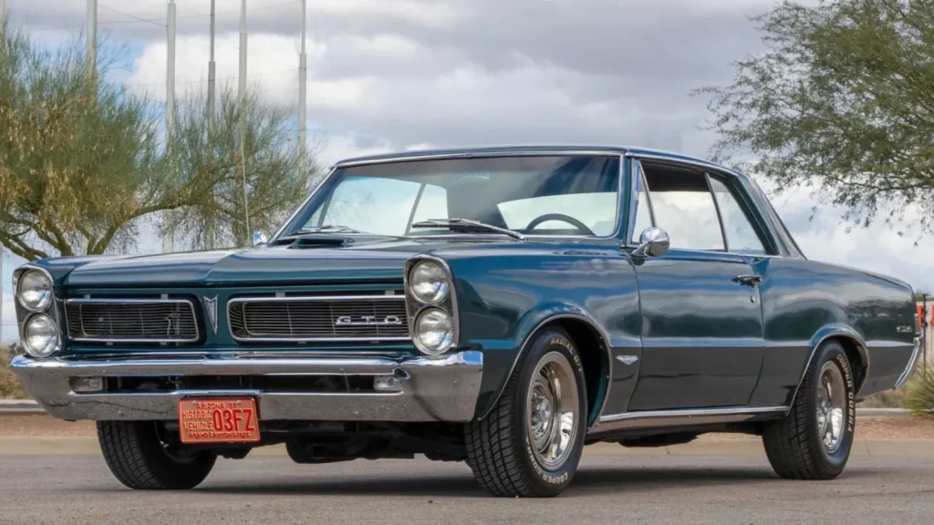 Pontiac GTO hardtop 1965 bleu-vert vue de trois quarts avant