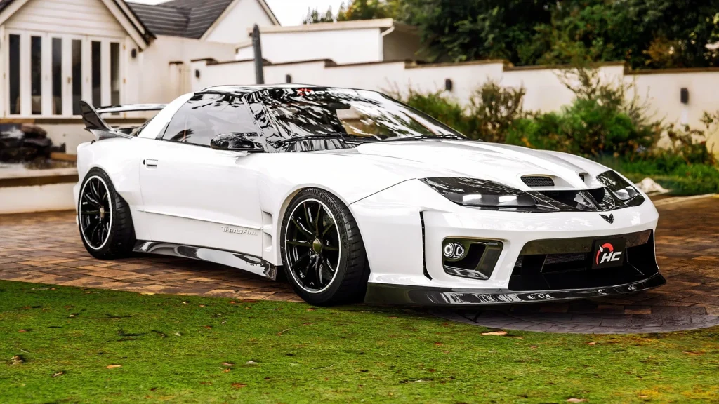 Rendu d'une Pontiac Trans Am WS6 moderne blanche aux jantes noires, vue de trois quarts avant