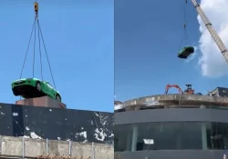 Toyota Supra MK4 verte suspendue à une grue au-dessus du toit de l'ancien centre Lexus de Larkin, en Malaisie