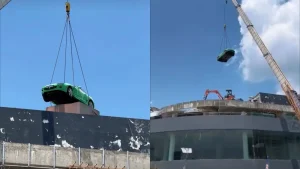 Toyota Supra MK4 verte suspendue à une grue au-dessus du toit de l'ancien centre Lexus de Larkin, en Malaisie