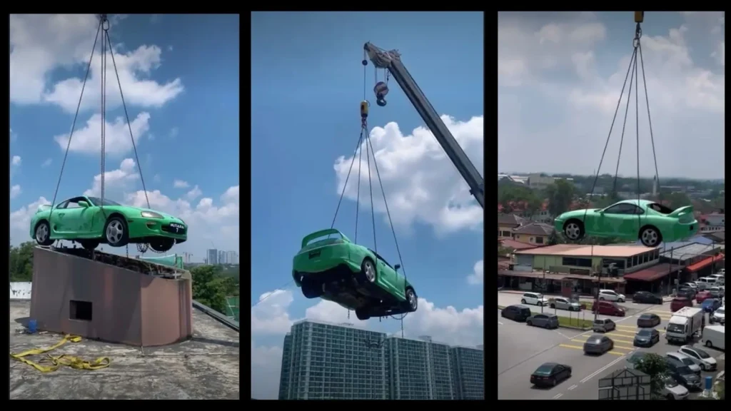 Trois vues d'une Toyota Supra MK4 verte soulevée de son socle sur un toit par une grue